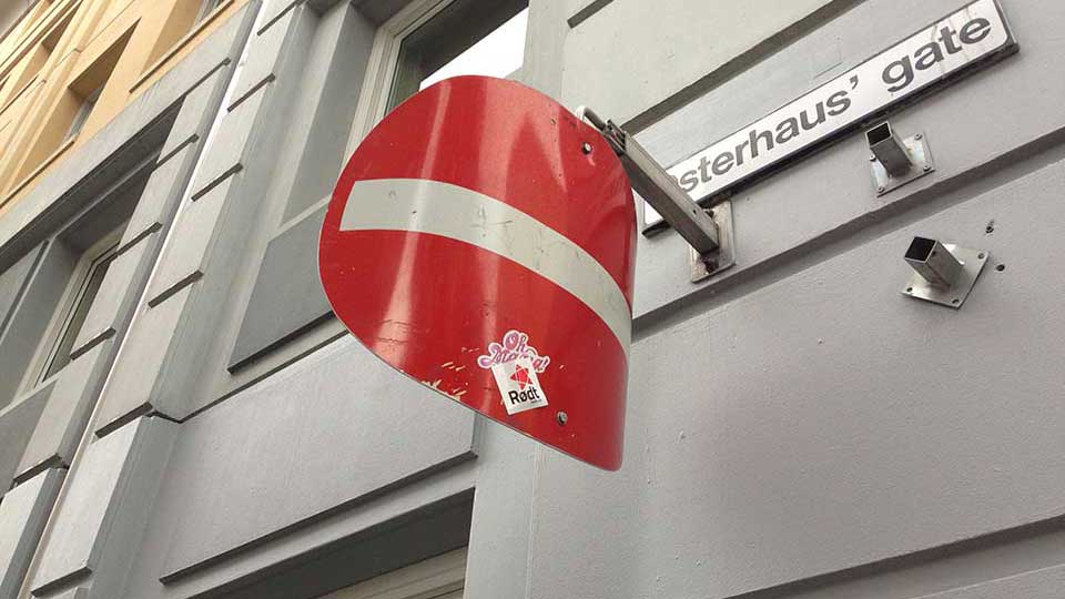 A curved street sign in Oslo, Norway
